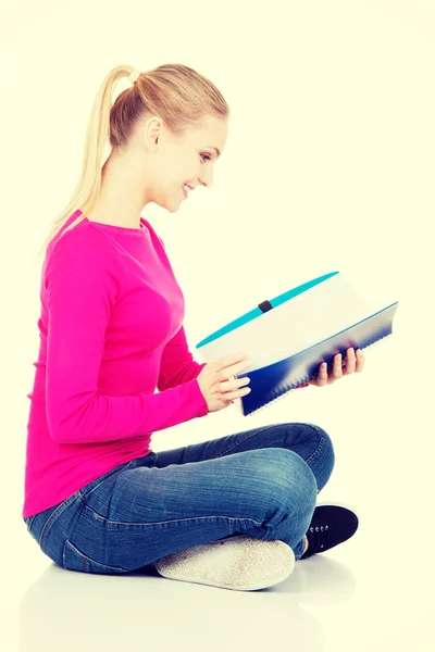 Νεαρός φοιτητής γυναίκα με το βιβλίο εργασίας. — Φωτογραφία Αρχείου