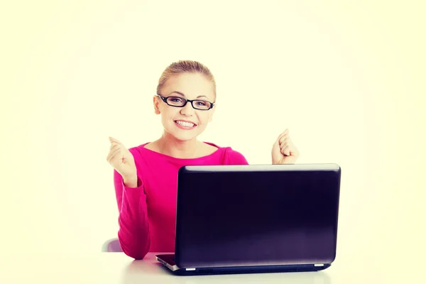 Jovem mulher feliz sentada na frente do laptop . — Fotografia de Stock