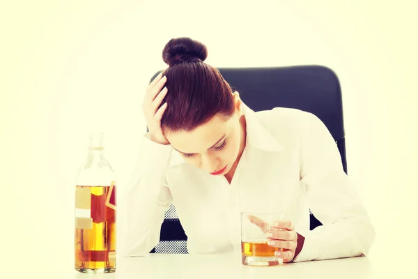 Joven mujer de negocios con vaso de whisky o ron . — Foto de Stock