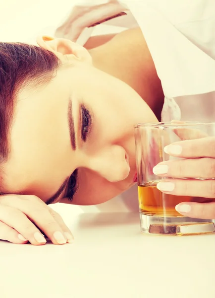 Jeune femme d'affaires avec un verre de whisky ou de rhum . — Photo