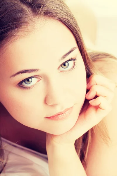 Attractive young woman propping her head. — Stock Photo, Image