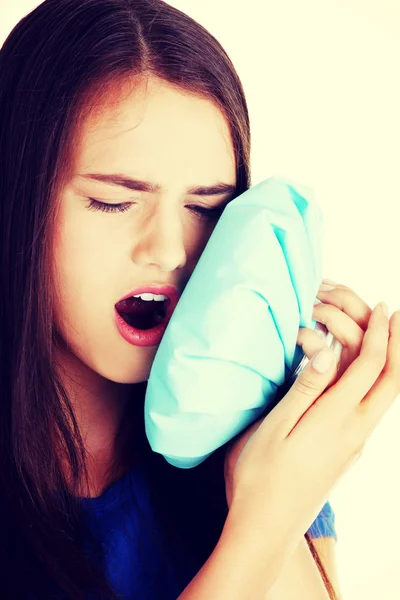 Jonge casual vrouw met kiespijn. — Stockfoto