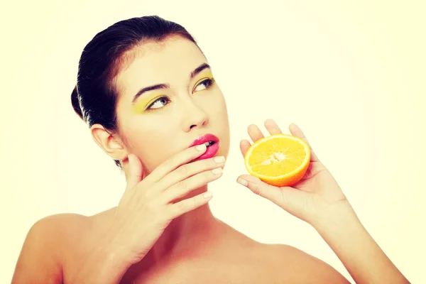 Hermosa mujer con naranja . — Foto de Stock