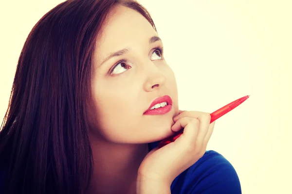 Mujer con pluma pensando y mirando hacia arriba . —  Fotos de Stock