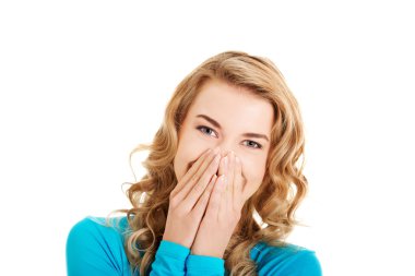 kadın kıkırdıyor