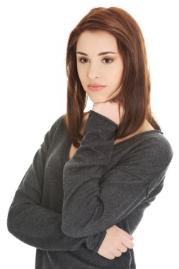 Genç kadın düşünüyor.