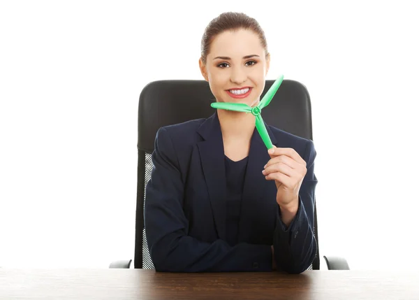 Concepto de energía verde. Mujer con molino de viento —  Fotos de Stock