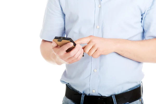 Entreprenör i hardhat använder sin mobiltelefon — Stockfoto