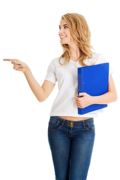 Estudante mulher mostrando copyspace — Fotografia de Stock