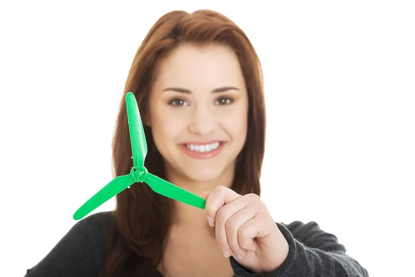 Зеленая энергетика. Женщина с ветряной мельницей — стоковое фото