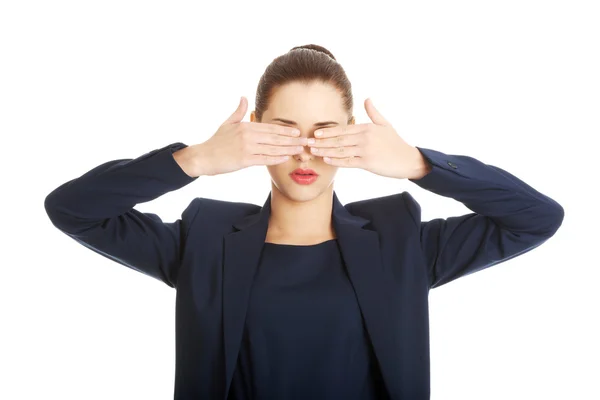 Mulher cobrindo os olhos — Fotografia de Stock