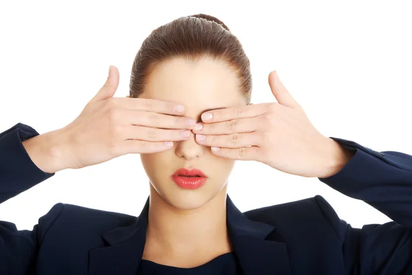 Frau bedeckt ihre Augen — Stockfoto