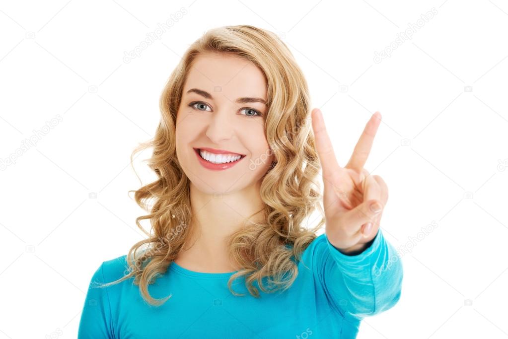 девушка показывает комментирует. молодая девушка показывает ок. девушка показывает комментирует. девушка палец вверх. женщина улыбается.