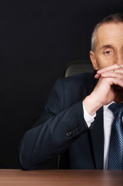 Masa başında oturan ciddi iş adamı