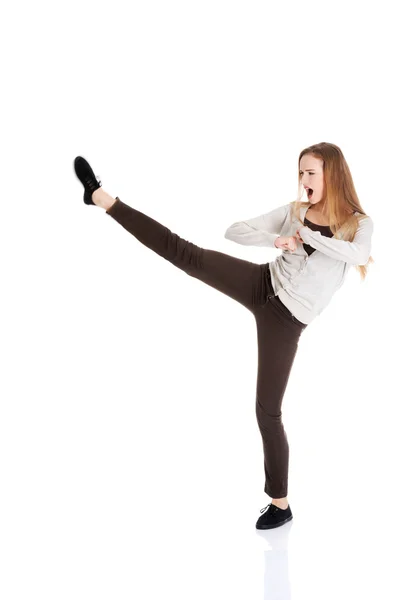 Casual vrouw doen een kick. — Stockfoto