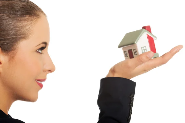 Femme avec modèle de maison à portée de main — Photo