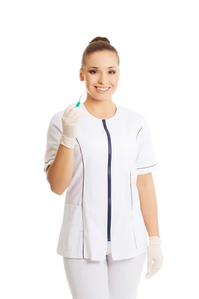 Dentista feminina segurando uma seringa — Fotografia de Stock