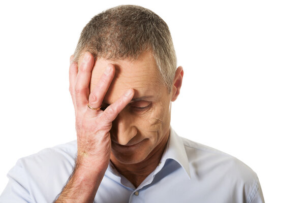 Депрессивный взрослый мужчина
