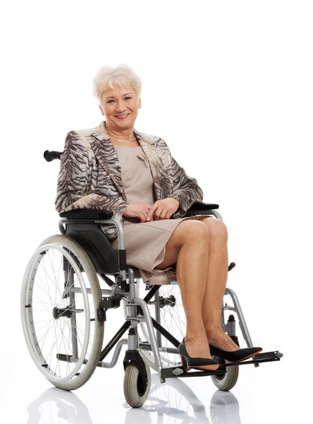 Mulher madura em sua cadeira de rodas — Fotografia de Stock
