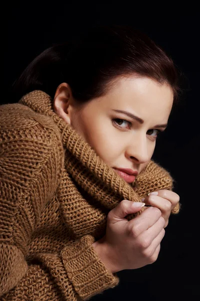 Vrouw gewikkeld in warme sjaal — Stockfoto