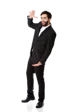 Genç işadamı bir şey elinde sunulması.