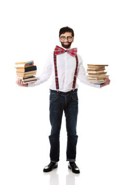 Kitap yığını ile jartiyer giymiş adam.