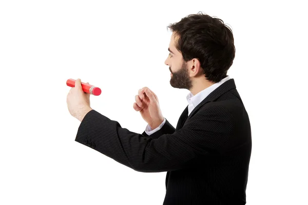 Hombre inteligente escribiendo con lápiz grande . — Foto de Stock