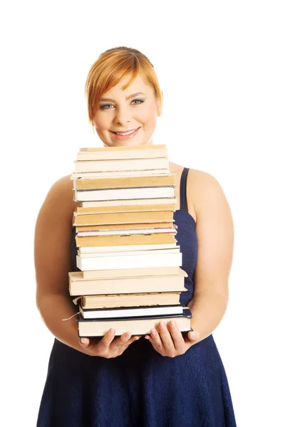 Übergewichtige Frau hält Bücher in der Hand — Stockfoto