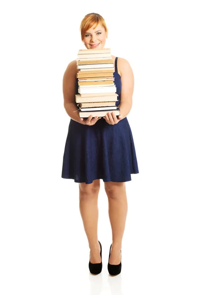 Femme en surpoids tenant des livres — Photo