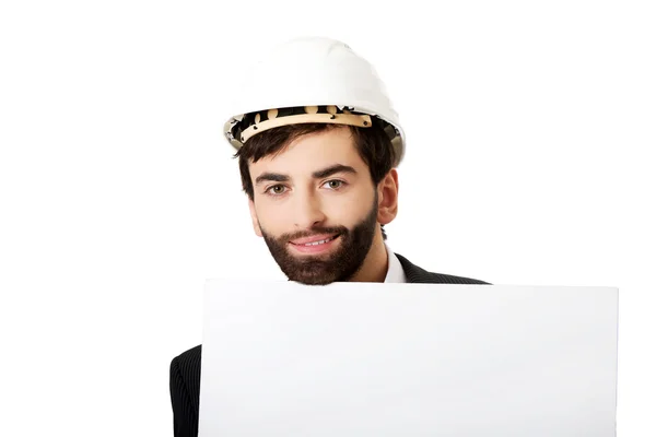 Красивый инженер в шлеме держит пустой плакат . — стоковое фото