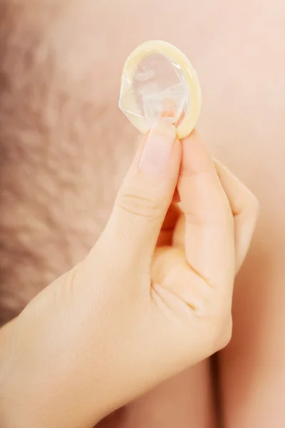 Couple with a condom. — Stock Photo, Image