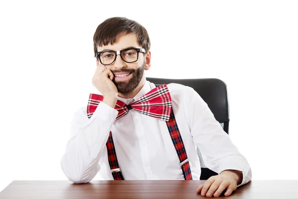 Jeune homme vieux jeu assis près d'un bureau . — Photo