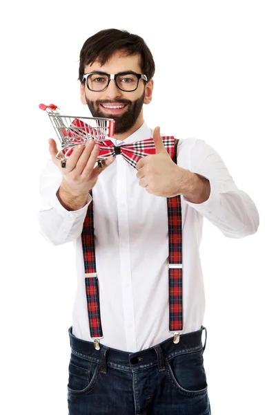 Homem usando suspensórios com cesta de compras pequena . — Fotografia de Stock