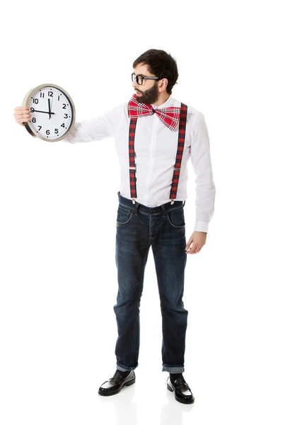 Uomo che indossa bretelle in possesso di grande orologio . — Foto Stock