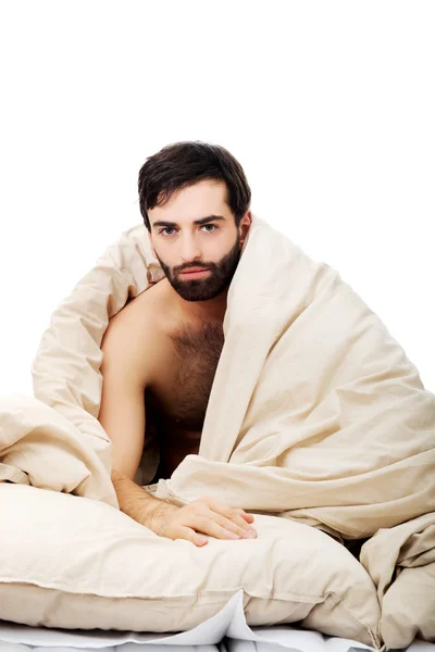 Hombre despertando en la cama . —  Fotos de Stock