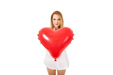 kalp şeklinde balon olan kadın.