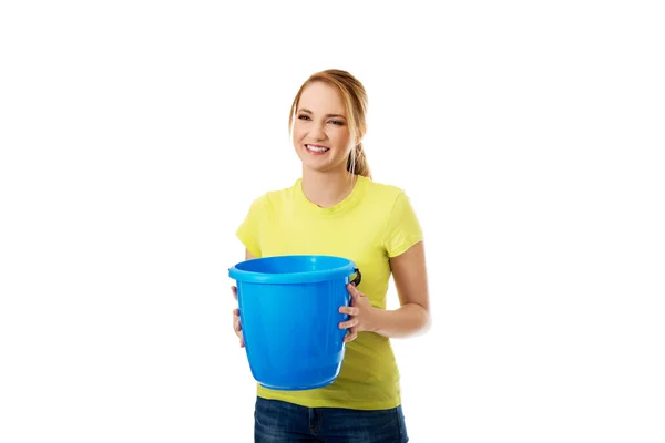 Jovem mulher segurando balde azul . — Fotografia de Stock