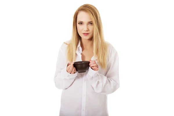 Mujer en camisa de manga larga bebiendo café . —  Fotos de Stock