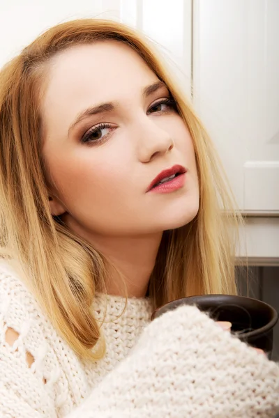 Hermosa mujer bebiendo café en la cocina . —  Fotos de Stock