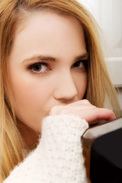 Mulher bonita na depressão, beber álcool . — Fotografia de Stock