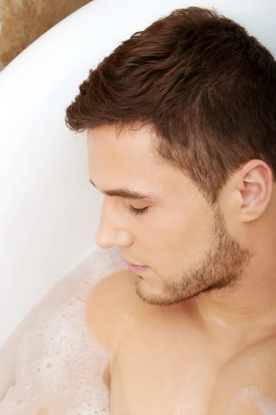 Hombre guapo tomando un baño . — Foto de Stock