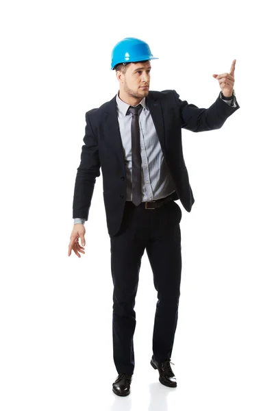 Gelukkig zakenman in helm wijst zijn vinger omhoog. — Stockfoto
