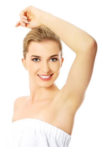 Spa kvinna visar sin rakade armhåla. — Stockfoto
