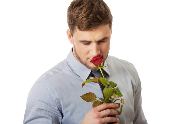 Schöner Mann mit roter Rose. — Stockfoto