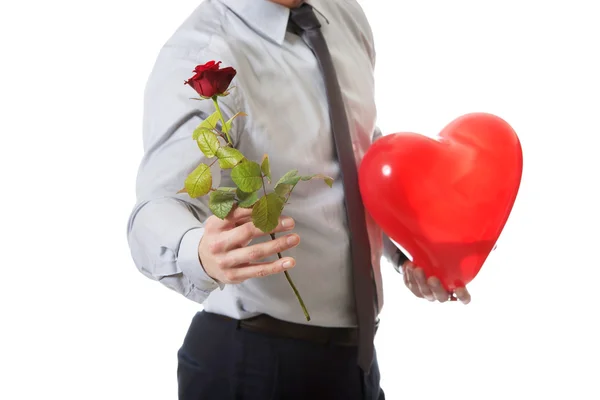 Joven con una rosa roja y un globo de corazón . — Foto de Stock