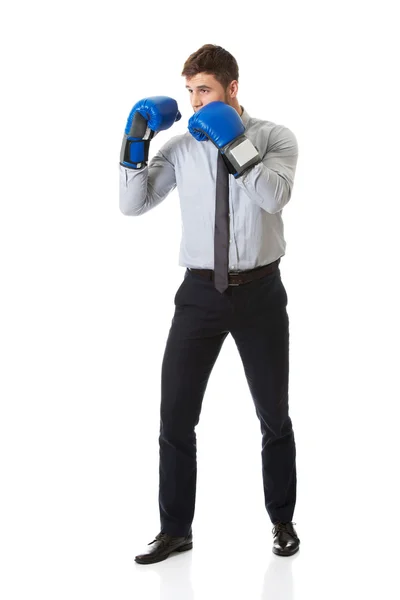 Бизнесмен в боксёрских перчатках. — стоковое фото