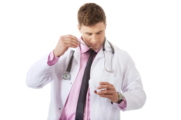 Dentista segurando ferramentas médicas . — Fotografia de Stock