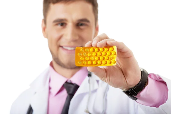 Médico masculino sosteniendo pastillas . —  Fotos de Stock