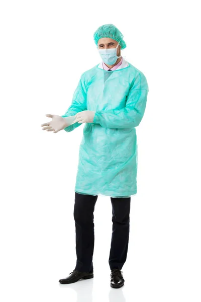 Чоловічий хірург одягає захисні рукавички . — стокове фото