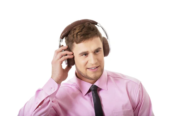 Joven empresario escuchando música . — Foto de Stock